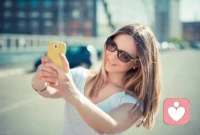 【自戀的人更容易成功嗎？】
1-自戀的人心理更健康。
2-自戀的人生活滿意度更高。
3-自戀的人給人初印象更好，但時(shí)間久了會(huì)讓人覺得傲慢、不好相處。
4-健康自戀，可以獲得情感支持。
5-自戀的人容易得到負(fù)反饋。

解決辦法：
【適度自戀】，把握尺度。配圖