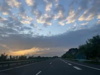 负面情绪来了，别急着赶走它，问问它：“你想告诉我什么？”往往是某个需求没被看见。