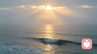 💫《海浪与大海》
有一朵小海浪，每天都在害怕自己会消失。它问大海：“妈妈，我会不会消失？我好害怕。”

大海温柔地说：“孩子，你以为你只是一朵浪花，但其实你一直都是我。你从来没有离开过我，你也永远不会消失。你只是暂时以浪花的形态存在，下一秒又会回到我的怀抱。”
小海浪听了，再也不害怕了。

💞故事虽短，道理很深：
情绪就像海浪，来了又走，走了又来。但你并不是那朵浪花，你是那片大海。浪花会翻涌，但大海始终平静。
今天的练习，就是练习“成为大海”——当情绪浪花涌上来时，把手放在心口，提醒自己：“我是大海，我只是在感受一朵浪花。”
给这段话配上一段视频