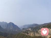 心软，是忍不住替别人疼；
共情，是清醒地看见别人的疼。
 
前者容易丢了自己，
后者既能温暖他人，也能守住边界。
 
共情是能力，心软是选择。
懂体谅，更要懂自爱。配图