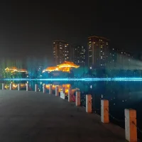 此时此刻，月朗星稀配图