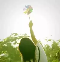? ? ? ?生活是由無數個小細節組成畫面，可能有時候生活就像一團麻，纏繞你，讓你感覺心煩氣躁，有時候生活像柔和的陽光包裹著你，讓你感覺暖暖的。不同的人對生活中所經歷的事情，記憶和感悟是不一樣的，有的人記住了生活中不愉快畫面和感受，有的人即使經歷過酸甜苦辣，而記憶中留下的是溫暖而美好的畫面。

? ? ? ?在日常生活中，我經常會是暖心的畫面的主人公。就比如這幾天因為感冒厲害，鼻子不通氣，很難受，尤其是講課的時候，會咳嗽，孩子們會用關切眼光看著我，當走下講臺，準備清理一下鼻子的不通氣，就會有孩子暖心地遞上幾張手紙，好像知道我哪會兒的需要一樣。尤其是一個名叫高珺燚的女孩兒，別看她看起來長得不是很斯文，溫柔，其實確實一個很細膩，很暖心，很會關心他人的女孩兒，我們師生相處兩年來，有許多這樣的暖心的舉動。今天的兩節課上，她給我遞上了兩次紙。雖然我自己是帶著紙的，但是我還是很幸福地享受著孩子的暖心的愛。還記得去年有次上第十節課，我突然犯了低血糖，臉上出汗，渾身打顫，我低聲說“壞了，低血糖犯了”，她馬上拿出她的零食遞給我，讓我吃，還有的同學會遞給我雞蛋，糖，或者餅干，全班的孩子們都靜靜地，關切地看著我吃點東西，很快我感覺好多了，然后帶著孩子們關愛繼續上課，內心溫暖如春。

? ? 如果你有一雙發現善于美的眼睛，有一顆愿意感受美好的體驗，有一顆感恩的心，你會發現生活中有許多感人的事情構成一幅幅暖心的畫面，每天都會體驗著豐盈而美好的生活。配圖