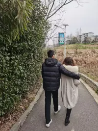 ? ? ? ?生活是由無數個小細節組成畫面，可能有時候生活就像一團麻，纏繞你，讓你感覺心煩氣躁，有時候生活像柔和的陽光包裹著你，讓你感覺暖暖的。不同的人對生活中所經歷的事情，記憶和感悟是不一樣的，有的人記住了生活中不愉快畫面和感受，有的人即使經歷過酸甜苦辣，而記憶中留下的是溫暖而美好的畫面。

? ? ? ?在日常生活中，我經常會是暖心的畫面的主人公。就比如這幾天因為感冒厲害，鼻子不通氣，很難受，尤其是講課的時候，會咳嗽，孩子們會用關切眼光看著我，當走下講臺，準備清理一下鼻子的不通氣，就會有孩子暖心地遞上幾張手紙，好像知道我哪會兒的需要一樣。尤其是一個名叫高珺燚的女孩兒，別看她看起來長得不是很斯文，溫柔，其實確實一個很細膩，很暖心，很會關心他人的女孩兒，我們師生相處兩年來，有許多這樣的暖心的舉動。今天的兩節課上，她給我遞上了兩次紙。雖然我自己是帶著紙的，但是我還是很幸福地享受著孩子的暖心的愛。還記得去年有次上第十節課，我突然犯了低血糖，臉上出汗，渾身打顫，我低聲說“壞了，低血糖犯了”，她馬上拿出她的零食遞給我，讓我吃，還有的同學會遞給我雞蛋，糖，或者餅干，全班的孩子們都靜靜地，關切地看著我吃點東西，很快我感覺好多了，然后帶著孩子們關愛繼續上課，內心溫暖如春。

? ? 如果你有一雙發現善于美的眼睛，有一顆愿意感受美好的體驗，有一顆感恩的心，你會發現生活中有許多感人的事情構成一幅幅暖心的畫面，每天都會體驗著豐盈而美好的生活。配圖