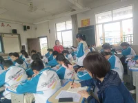 ? ? ? ?生活是由無數個小細節組成畫面，可能有時候生活就像一團麻，纏繞你，讓你感覺心煩氣躁，有時候生活像柔和的陽光包裹著你，讓你感覺暖暖的。不同的人對生活中所經歷的事情，記憶和感悟是不一樣的，有的人記住了生活中不愉快畫面和感受，有的人即使經歷過酸甜苦辣，而記憶中留下的是溫暖而美好的畫面。

? ? ? ?在日常生活中，我經常會是暖心的畫面的主人公。就比如這幾天因為感冒厲害，鼻子不通氣，很難受，尤其是講課的時候，會咳嗽，孩子們會用關切眼光看著我，當走下講臺，準備清理一下鼻子的不通氣，就會有孩子暖心地遞上幾張手紙，好像知道我哪會兒的需要一樣。尤其是一個名叫高珺燚的女孩兒，別看她看起來長得不是很斯文，溫柔，其實確實一個很細膩，很暖心，很會關心他人的女孩兒，我們師生相處兩年來，有許多這樣的暖心的舉動。今天的兩節課上，她給我遞上了兩次紙。雖然我自己是帶著紙的，但是我還是很幸福地享受著孩子的暖心的愛。還記得去年有次上第十節課，我突然犯了低血糖，臉上出汗，渾身打顫，我低聲說“壞了，低血糖犯了”，她馬上拿出她的零食遞給我，讓我吃，還有的同學會遞給我雞蛋，糖，或者餅干，全班的孩子們都靜靜地，關切地看著我吃點東西，很快我感覺好多了，然后帶著孩子們關愛繼續上課，內心溫暖如春。

? ? 如果你有一雙發現善于美的眼睛，有一顆愿意感受美好的體驗，有一顆感恩的心，你會發現生活中有許多感人的事情構成一幅幅暖心的畫面，每天都會體驗著豐盈而美好的生活。配圖