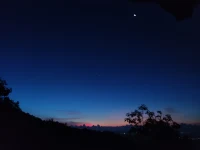 凌晨五點多，站在山上眺望遠處欲升的太陽與落月融聚在一個方向，煩惱變得虛無。配圖