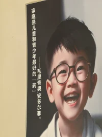 不上學的孩子需要多久才能復學呢？
其實當你問這個問題的時候，已經充分的投射出你內心及其焦慮的情緒，說明你的孩子還沒有那么快復學。青春期的孩子心理特點是不斷尋求和探索意義感價值感的時候，希望更好的融入群體，來獲得自我發展。這是一個青春期孩子他的本能需求。那為什么孩子還會逃避學校呢？說明孩子在學習中或者是學校中受到了一定的阻力或傷害，這種阻力或傷害讓孩子無法應對，再扛下去，生命的意義將會不復存在，生命的價值也可能會被完全的剝奪。所以他必須找一個相對安全的場所來療愈創傷。這就像小獅子在外面打架了，受傷了要回到家里療傷是一樣的。這個時候，大獅子會幫他舔傷口，會撫摸他，會跟他一起玩耍。直到有一天傷口愈合了，力量也有了，然后才會再次的出去。這個時間長短取決于父母心理狀態調整的快慢。配圖