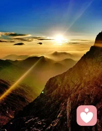 疫情之下，焦慮侵襲反反復復的疫情讓我們感到心神不安、坐臥不寧，對生活產生了失控感。不能控制地關注各種相關信息。這場戰役亂了我們的生活節奏，也耽擱了我們的人生計劃，焦慮油然而生。不少人也會萌生抑郁情緒。感到悲觀，精神振作不起來，易哭泣、心情不愉快，覺得沒意思，即便靜默在家，有了大把的空閑時間，依然對任何娛樂或學習沒有興趣。甚至有人出現了睡眠障礙，表現為難以入睡和睡眠時間縮短，睡眠規律紊亂，質量差。對此，要積極調整心態，調整情緒，接納目前的狀態，強化社會支持系統；聽聽音樂，唱唱歌，做做運動，嘗試學習一項新技能……我們始終相信，一切都會好起來的，黑暗再漫長，黎明總會到來！配圖