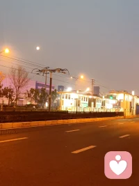 “后來(lái)我才明白，每個(gè)人除了有一種它自己的底色，也有很多短期的、目標(biāo)導(dǎo)向的策略。我需要的，是區(qū)分不同的情境，哪些場(chǎng)合需要我采用這樣的策略，哪些場(chǎng)合我可以本真地呈現(xiàn)。而真正的我，就是這個(gè)對(duì)情境做出判斷、對(duì)策略做出選擇的“主體”。這是一種能力，也是一種成熟。”配圖