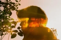 還沒有到30歲，但分享一段很鼓舞我的話：
人生最糟糕的10年就是20-30歲，這段時(shí)間我們都還沒能完全搞清楚我們是一個(gè)什么樣的人，我們真正想要的是什么，卻急于做出各種各樣的人生決策。
別被社交媒體上的美好帶跑了，不要因?yàn)榭吹搅四切┍砻妫陀X得自己一事無(wú)成。別心急，事情是慢慢發(fā)生的，其實(shí)很多人生的重大選擇在30歲時(shí)做，比20歲時(shí)做會(huì)成功很多。配圖