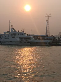 積極的人生向太陽，照到哪里哪里亮！
有人覺得:大海是包容的，容納了生活中的萬千生氣以及人們的喜怒哀樂；也有人覺得:大海是恐怖的，吞噬了這世間的所有一切。
所以，在ABC理論中，更多時候影響我們情緒的是我們對事件的態度，而非所發生事件本身。對此，親愛的您，怎么看呢？配圖
