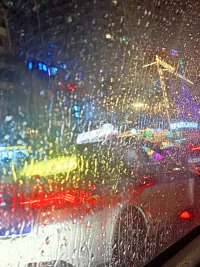人的一生總會遇到各種事情，
比如，突然而來的大雨滂沱~
與其深陷在情緒的泥沼無法自拔，
我們不如把心靜下來，
心靜而后安，心安才能破局；
心定則萬事定，
心亂則萬事亂，
修煉好自己的內心，
才能萬事從容。配圖