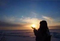人生，沒有永遠的傷痛，再深的痛，在切之時，傷口總會痊愈。
人生，沒有過不去的坎，你不可以坐在坎邊等它消失，你只能想辦法穿過它。配圖