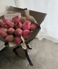 姑娘們，選擇和誰結婚，真的不一樣，有人會成為你的光，有人會把你世界的光全部熄滅，如果你的脾氣越來越差，未必是你性格變差了，而是遇到了不理解不體諒你的人，愿我們都可以被溫柔以待。配圖