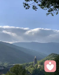 不管是誰，人生中都會遇到痛苦。這種痛苦，就像坐火車時經過的黑暗隧道，它并不是旅途的全部。當你身陷其中時，黑暗只是暫時，光明其實就在不遠處等著你。所以，請不要放棄自己，也不要傷害周圍的人。——索達吉堪布?配圖
