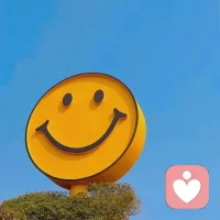 一些人之所以太喜歡批評別人，根本問題是他自身的自戀問題，他需要通過貶低別人來抬高自己。但也可以這樣說，太喜歡批評別人的人，是因為從權(quán)威的鏡子里照見的自己是不好的，所以當他作為鏡子的時候，照見的你也總是不好的。相反，喜歡贊美別人的人，也是因為從權(quán)威的鏡子里，照見過自己有多美。配圖