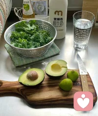 溫尼科特認(rèn)為，好的父母會(huì)提供抱持性環(huán)境，當(dāng)孩子表現(xiàn)好的時(shí)候給予認(rèn)可，當(dāng)孩子受到挫折的時(shí)候提供支持。
這樣的抱持性環(huán)境，就是孩子最初獲得的一個(gè)外部容器，孩子把這個(gè)抱持性容器內(nèi)化到心中后，就形成了高自我穩(wěn)定性。
如果你有親子關(guān)系方面的困惑，可以找聊聊，或許會(huì)有不一樣的收獲哦配圖