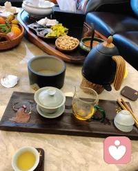 當(dāng)你想不明白那么多時，不妨先放一放，反正生活生活的美好與意義，還可以在一飯一蔬、一簇一擁、一草一木里，在每一個觸手可及的當(dāng)下與真切的感受里……午間吉祥～配圖