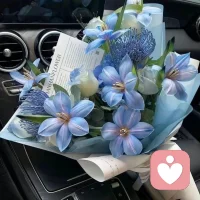 最愛你的人，
不是沖著你的光芒匆匆趕來，
而是看到你在泥地里艱難前行時，
不顧你的狼狽，溫柔的伸出了手。配圖