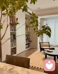 全能感或全能自恋的特点是：当一个人受全能自恋驱使时，会觉得自己一往无前、势如破竹、无所不能，因此思维和行动力都非常厉害，什么都敢想敢做，这推动着他们启动了很多不可思议的东西；可它缺乏理性，非常脆弱，一旦出现一个关键挫败，他们就发现自己的全能神是个幻觉，然后会从全能自恋感跌落成为彻底无助感，觉得自己什么都不是，也会表现得非常糟糕。

最好的情况是这样的：全能感并没有从你身上消失，而是转换成了更为成熟坚韧的动力，你能够发起一个又一个的愿望，这时你胆大妄为，但在具体实施时，你又有很好的理性和韧劲，让自己能一直推动这件事的发展，事情就会变得很不同。配图