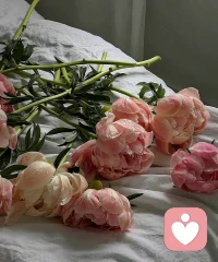 维系婚姻也好，离婚也好，养育孩子也好，不过是生活的形式，里面最重要的内容是怎样才能遇见更好的自己。人遇到的事不过是人生过程中的机缘，任何事情都有可能让人变得更好，也有可能让人变得更差劲，主动权始终掌握在自己手里，看看自己究竟有多大的意愿，真正着手去改变自己，不是非得要改变生活的形式，关键是去改变形式里面的内容，去改善创造这些内容的自己，看看自己能不能变得更好，这才是提供给自己决策最重要的依据。

说得极致一点，任何关系都是拿来帮助人认识自己的，任何关系都是不进则退，不能变得好，就会变得更差。问题在于在关系里的人，是否总是重复地遇见同样的自己，这样的人，于别人于自己都缺乏生活得更好的价值，无论是独自生活或是与别人一起生活，恐怕都不太容易活得好。

所以，任何关系首先遵循的第一原则，是自己要对在关系中遇见更好的自己负责。配图