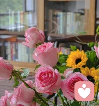 你不是担心没有人爱你，你担心的是没有人用你要的方式爱你，到头来你会发现你的担心是对的：没有人能以你想要的方式爱你，除了你自己。所以放下那些绝对化、理想化要求，多换位思考，多感受他人的感受，爱出者才会爱返。所有的关系里，轮流低头，互相服软，才不会走散。配图