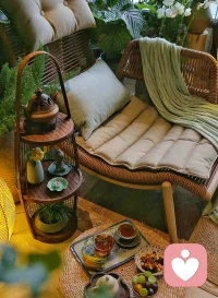 ##如果能够在情绪之外创造一个更大的空间你就自由了##
把你的感官细节、精微的觉察、持续的关注，完全专注在当下，和当下的事物完全融合在一起，这个时候，你就融入一个更宏大的场域之中。
当生命里面这些问题、挑战、创伤、目标来来去去的时候，你会体验到，你比这些更大，
所以，它们不是一个问题，它们只是你生命空间里面的一部分，在这个空间里，你可以选择如何回应。
因为，你没有掉到里面去，成为问题的本身，你也没有离开问题，解离，活在你的幻想里；
而是，你创造了一个比问题更大的空间。配图