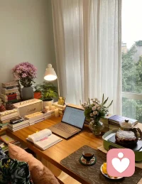 致所有与自己周旋、与自己和解的人———
我就是我，好好做自己，即使没那么完美，又有什么关系？拐个弯，与自己和解，是人生最好的治愈。愿我们在鸡零狗碎的生活中找到专属于自己的称心如意，也愿我们渐入佳境的人生配得上这一路的颠沛流离。配图