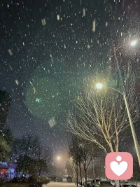 我这里下雪了，你那里呢？
大雪渐寒，岁暮清欢，愿你风雪知心，“阳”后安暖，万事顺意！
晚安啦！雪夜吉祥！配图