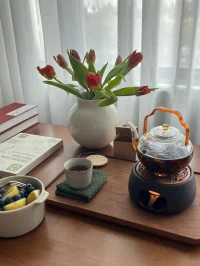 冬日暖陽，遍撒清晨，平淡生活，怡情悅性，慢煮光陰，素喜深情。新的一天，做自己，才是真的快樂。早安！???配圖
