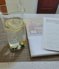 午間時光，陽光正暖，一整天都是閑暇的時間，卻沒有一分一秒需要消磨的時間，做自己喜歡做的事，這符合美好生活另一種角度的描述。配圖