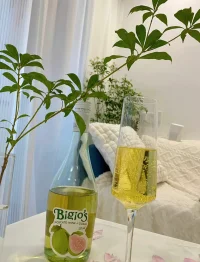 生活，偶爾致郁，偶爾治愈。人生的本質不過就是對生命的體驗，所謂的好與壞，源頭上不過是：好的念頭帶給自己好的體驗，不好的念頭帶給自己壞的體驗。
所以，一念天堂，一念地獄。配圖