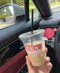 親密關系就是一段真實的關系，在那里是安全的，你可以允許你的伴侶做自己，而伴侶也可以允許你做自己。

“我想要遇到現在的你，以及我想和向我展示一切的你連接；向我表達你的恐懼，我也表達我的恐懼；跟我訴說你的需求，我也會跟你表達我的需求。如果我們兩個人可以共同創造一個安全的空間，一個歡迎并不批判我如我所是的事實，你的也是如此的空間。”

?這樣你就擁有了一個可共同成長的且有意義的關系基礎。配圖