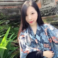 在我們每個人的心里，都有一個絕對化的愛情，但是，這種愛情在現實中是不存在的，因為她伴隨著我們的成長，在人類的頭腦中都會產生這樣的幻想。

?隨著個體的成長，有的人在親密關系中，理想化會受到打擊而破滅，這是令人痛苦的，我們每個人在戀愛中都或多或少都會有這樣的經歷，我們眼里的那個夢中情人，并不是現實中的人。

?但是，有的人不愿意去破壞自己眼中的美好，那么你可以把這份感情儲存在自己內心的一個角落。

?自體心理學家科胡特認為：在幼兒、青少年成長的過程中，我們每個人都有理想化的需要，比如：我們小時候會崇拜自己的父親，我們會去追捧一個偶像，一個明星。這是人類心理正常的發展過程。

?但是，人一出生并不總是那么的順利，在成長的道路上，我們會體驗到被長輩的呵斥，甚至家暴。

?當一個人內心經常體驗到被忽略，被拒絕的感受，或者當父母的脾氣很暴躁，經常吵架，甚至個體因為離婚等原因，被拋棄的時候，我們內心的理想化會遭受創傷而失敗，內心的需要無法被滿足。

?這個需要并不會因為被拒絕而放棄，而是會被我們壓抑在潛意識里面，壓抑到我們看不到的內心深處。

?這樣的需要往往在親密關系中復活，個體會把對象當成那個想去理想化的父母。但是，這終究是鏡花水月，一場夢。

?隨著夢醒，我們發現對方不是那么的完美，甚至是糟糕至極的時候，痛苦就像心底的毒蛇在吞噬著我們的內心。配圖
