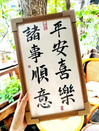 在我的咨詢工作中，聽到太多人在遇到困難時喜歡在第一時間問“怎么解決”“怎么破”“如何改變”……
人們可能會認為，“我概括下我的困惑，我來提問，你來回答，我得到了這個（理智的）答案，就有了成長”；“如果你的回答讓我沒有改變，那應該是我找錯了人，我去找個牛人就會好”……

直接給答案也許會帶來暫時的幫助，但無法真正、長久有效，可能依然受困于此。就像授人以魚不如授人以漁一樣。

太急著問這些問題的人兒，也許是缺少了這樣的一個空間：可以容納自己的思考、覺知和體驗過程。所以，太急著找解決辦法的朋友，不妨慢一點，再慢一點，看看當下的一切，激發了你怎樣的一個內在過程。
真正的答案，就在這些過程里面：允許這些情緒存在，看看它們在告訴我們什么。

而咨詢師是支持、陪伴、引領你自己擁有解決問題的能力人，一個好的咨詢師在穩穩托住來訪者之后，陪著來訪慢慢成長，再漸漸地放手……這背后蘊藏著的，是一份深沉的愛與初心……配圖