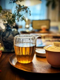 村上春樹說過：“世上存在著不能流淚的悲哀，這種悲哀無法向人解釋，即使解釋，人家也不會理解。”
不質證、不解釋，不是默認別人的質疑，而是知道很多事情沒有對錯可言，人生長的環境不同，所見的風景各異，三觀也會有天差地別，所以何必陷入自證的陷阱，只是無謂的消耗罷了。配圖