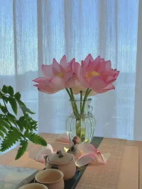 在心里種花，人生才不會(huì)荒蕪，生活不會(huì)虧待任何一個(gè)心中有光，全力奔跑的人。 ?早安！配圖