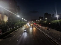 如果你有86400元，掉了400元，你會把剩下的86000元扔掉嗎？你肯定不會。每個人的每一天有86400秒，不要因為400秒的不開心，讓自己剩下的那86000秒不開心。人這一輩子可是過一天少一天，很多事都不能如愿，生活沒有想象的幸福，工作沒有想象的舒服肩上的責任不能說丟就丟。無論你當下正在經歷什么都要調整心態，砥礪前行。
心大了，大事就小了；心小了，小事就大了。睡前原諒一切，醒來不問過往，與這個世界握手言和，畢竟星星偶爾也被云層遮住光。配圖