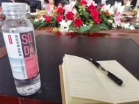 咨詢師一直在做傾聽的工作，來訪者持續大量輸出，什么情況下需要打斷？什么時候可以讓來訪者一直說下去呢？

1、來訪者偏離主題。
2、來訪者進入重復模式。
3、過于消極或者無建設性的語言。
4、咨詢師需要澄清或者了解更多信息。

有時候，讓來訪者一直說下去也是有益的，特別是在以下情況：

1、來訪者需要傾訴。
2、來訪者正在探索新的觀點或者深層次的情感。
3、來訪者在解決問題過程中產生洞察。配圖