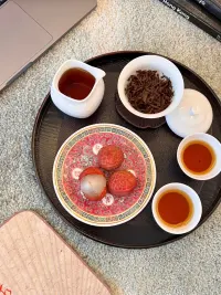 自闭防御是指生物在某些不得已的情况下，牺牲某种获利和与外界的接触来换取比较稳定的内稳肽。这种内稳态虽然看起来死气沉沉，但却是保存生命活力的重要机制。
一个人处于自我防御状态时，他的情感可能仍然是敏锐的。
我们似乎有一些偏见，好像认为只有性格外向才是健康的人格，然而事实并非如此。有些人的精神能量天生更专注于内在世界，他们是性格内向的人，而他们也不存在自闭谱系障碍这种病理性的问题。他们的性格只是在某种程度上起到防御的作用。配图