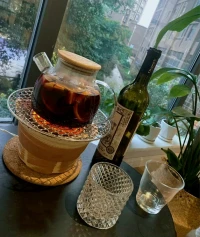 憤怒的背后往往是脆弱，我們要正確對(duì)待自己的脆弱。

脆弱一般分為三種：
一是先天的素質(zhì)，這可能由于神經(jīng)方面的某些敏感性乃至超敏性所致。
二是童年時(shí)期構(gòu)建的一類(lèi)系統(tǒng)比較脆弱，
三是因?yàn)橛龅搅艘恍﹦?chuàng)傷的事件。

如果是第一種，那我們要正確的認(rèn)識(shí)和對(duì)待自己的脆弱。要承認(rèn)和接受一點(diǎn)，不要假裝不知道或總是遮遮掩掩，因?yàn)檫@樣會(huì)使脆弱性沒(méi)有辦法被修復(fù)，無(wú)法及時(shí)被打補(bǔ)丁，而別人由于完全意識(shí)不到我們的脆弱性。又很容易在無(wú)意中傷害我們。

如果是依賴(lài)系統(tǒng)不穩(wěn)定造成的脆弱，那我們就需要如何慢慢與他人學(xué)習(xí)。重新建立安全的鏈接。

如果是劇烈創(chuàng)傷帶來(lái)的脆弱，則需要我們用心而細(xì)致的“包扎”一番。

無(wú)論是哪一種脆弱，其實(shí)在處理起來(lái)都不是一件很容易的事情，所以心理咨詢(xún)與治療才有存在的必要和價(jià)值。 
                  ——張沛超配圖