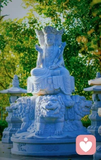 很多時候，人們現(xiàn)在的自己是因為過去的自己對此時此刻的影響。很多過去未被滿足的需要，未被表達的情緒，未被說出的話語，會通過擱置、壓抑、忽略等應對方式予以平衡。在這個過程中，大量的能量被消耗，同時形成未完成事件。積累的未完成事件越多，個體消耗的能量就越大。因此，人們就越無法聚焦當下，無法聚焦當下，就無法對自我有很好的覺察，就又成為一個新的未完成事件。配圖