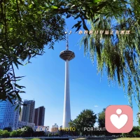 如果你走過足夠的路，見過足夠的人，經(jīng)歷過足夠的暗影光耀，對一些事物你會越來越?jīng)]有足夠肯定的答案。看到這樣一句話很受用，“你所處的階層決定了你能接收到什么樣的信息，同時，你被這些信息又再次塑造了認知結(jié)構(gòu)，這個結(jié)構(gòu)會讓你穩(wěn)定的活在這個階層。

一個人的認知結(jié)構(gòu)會決定這個人怎么思考，怎么行動，并會自動的繼續(xù)強化這個認知結(jié)構(gòu)，形成封閉循環(huán)，并且可以讓幾代人都在一個圈里轉(zhuǎn)”。我認為能穩(wěn)定的待在自己的認知結(jié)構(gòu)里是件美好的事情，日出而作日落而息。但也有很多人有機會超越信息階層勇于外延和探索，也是件美好的事情，長天大地遠山滄海。

如果你對一個人的決策狀態(tài)有異議，對于一個人的選擇結(jié)果不解，那是他的行為超出了你的認知結(jié)構(gòu)，并不能單一的來論高低辯對錯。接納萬象，如果不能，至少先別傲慢偏見，別固執(zhí)己見。孔子說，“我則異于是，無可無不可。”配圖