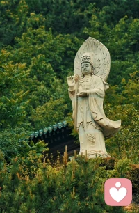 心就好像一扇厚重的城堡之門，沒(méi)有外面的鎖，只有里面的閂，別人在外面怎么使勁地踹，不如自己在里面輕輕一撥。配圖