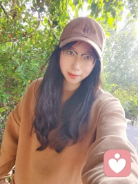 今日咨詢(xún)感悟與分享：
  在我們的生命里，經(jīng)歷過(guò)的某些傷痛，是不需要去掉的，而且也沒(méi)辦法去掉，那不如給它一席溫暖之地，把它安放好！隨著生命的發(fā)展，隨著每一天的成長(zhǎng)，有一天我們領(lǐng)悟到了一些不同的東西，就把這個(gè)禮物帶給它。

里爾克曾說(shuō)：“你要先帶著問(wèn)題去生活，不知不覺(jué)地生活會(huì)逐漸地，越來(lái)越接近你要的答案。”

我的愛(ài)人經(jīng)常會(huì)說(shuō)，遇到解決不了的問(wèn)題，不妨靜靜的耐一下，拿時(shí)間換空間。


其實(shí)，就像有些身體疾病一樣，不能一級(jí)治療只能二級(jí)治療，帶著一部分癥狀而活，與之共存，就像我的母親，腫瘤二級(jí)切除至今十四年，非常健康的生活著！

生命的意義本身就在于探尋，過(guò)程即答案，會(huì)有不同的風(fēng)景，不妨允許一切如是發(fā)生，又能怎樣呢？配圖