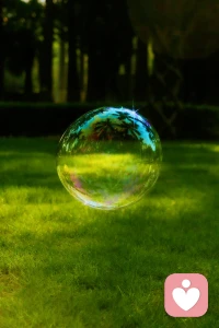 提高生命磁場的三種方法：

天補：曬太陽、看月亮、擁抱大自然、吹自然風，感受風吹在臉上的感覺，去擁抱大樹，觸摸樹葉，花朵，小草，感受它們，回到當下。

地補：散步、赤腳走在松軟的泥土地上，感受腳踩在上面的感覺，登山、踏青、游泳、睡覺、運+動。

人補：穿著喜歡的衣服，吃著喜歡的飯菜，與志同道合的人、喜歡的人、親近的人舒適地待在一起。許多的身體和心理的疾病，需要靠良好的氣場來愈合。配圖