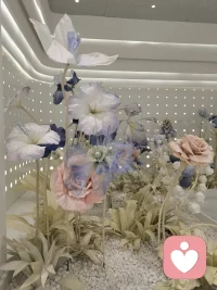 #在個人方面，關于精神分析師的一些描述#


精神分析師需要對潛意識非常敏感。過度依賴理性和邏輯推理的人對潛意識是不敏感的。他們無法理解潛意識層面“反邏輯”的各種現象。
精神分析師需要有巨大的好奇心。他不是那種經歷了無數事情之后心如止水的人，而是永遠保持童心的猜謎者。
精神分析師也是一個巨大的容器，能夠容納來訪者各種不能忍受的情感，并通過自己的心理功能將其轉化為可以忍受的情感返還給來訪者。精神分析師還需要具備精準、有滲透性的表達能力，用以干預來訪者內心最深處的沖突。配圖