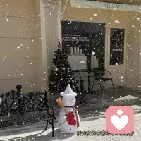 孩子不断变化的需求给了我们绝佳机会，使我全身心地清醒地体悟当下，而不是要你机械地惯性运作，使你有机会从每个孩子身上感受生命，让他们的蓬勃生气和纯真无邪唤起我们的活力和纯真。

但作为父母，我们可以从哪里获得能量呢？可能的来源有两种，外在的支持和帮助。一是从伴侣，其他家庭成员、朋友、保姆等人那里获得，二是从自己喜欢做的事情里获得，哪怕是偶尔做做也行；内在的支持和帮助，可以从正式的冥想修习中获得，如果你能哪怕从生活中抽出一点点时间，只感悟一下宁静，以此以自己需要的方式滋养自己。配图