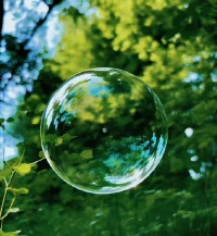 時(shí)間是生命最大的消磨器，當(dāng)一個(gè)人在永無休止的重復(fù)中度過每一天，他在生命深處會一點(diǎn)一點(diǎn)地腐朽，陰暗的腐朽會催生出很多色彩不明的霉菌。植物需要光合作用，生活需要吐故納新。
 ???配圖