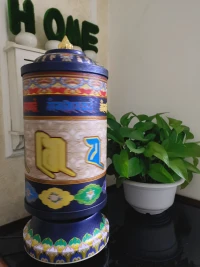 “蕓蕓眾生，猶如風掃樹葉。”宇宙在不停地變化，如何生活只是我們的觀念。時間是最偉大的，也是內向的，不是追著時間跑，而是把時間拉長拉長，然后順其自然 。配圖