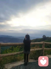 圣埃克蘇佩里曾說過一句話:“生命的本質就是在關系中尋找自己并成為真正的自己；在關系中尋找愛，并成為愛。”
一個人，如果內在不夠強大，你就會隱身于人群，人云亦云，把潮流當自己的思想。

當你學會去好好生活，走好當下的路，做好當下的事，才能得到真正意義上的自由。配圖